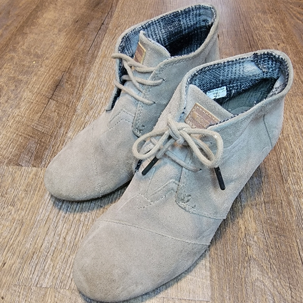 Womens 7.5 Toms Wedge booties